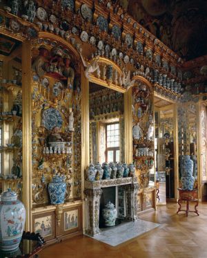 Oriental opulent style interior decor - gold blue white porcelain.jpg